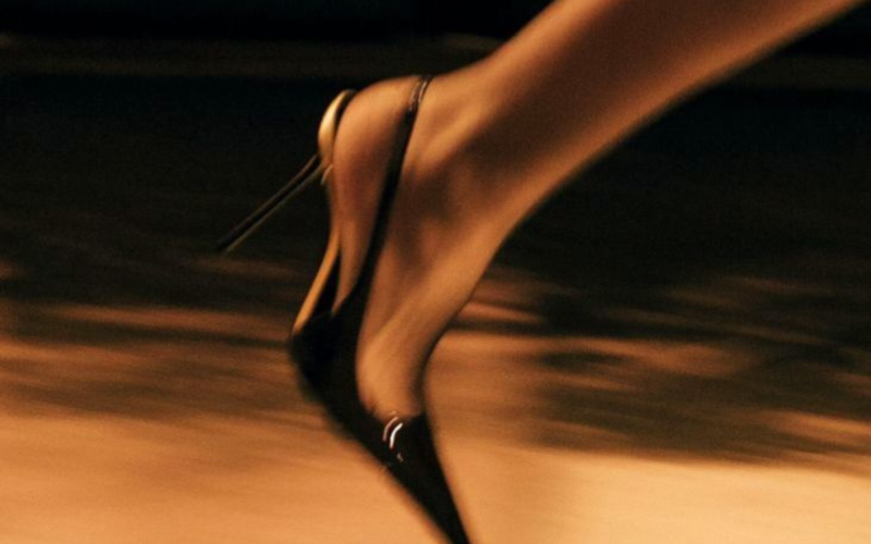 footsteps moving quickly